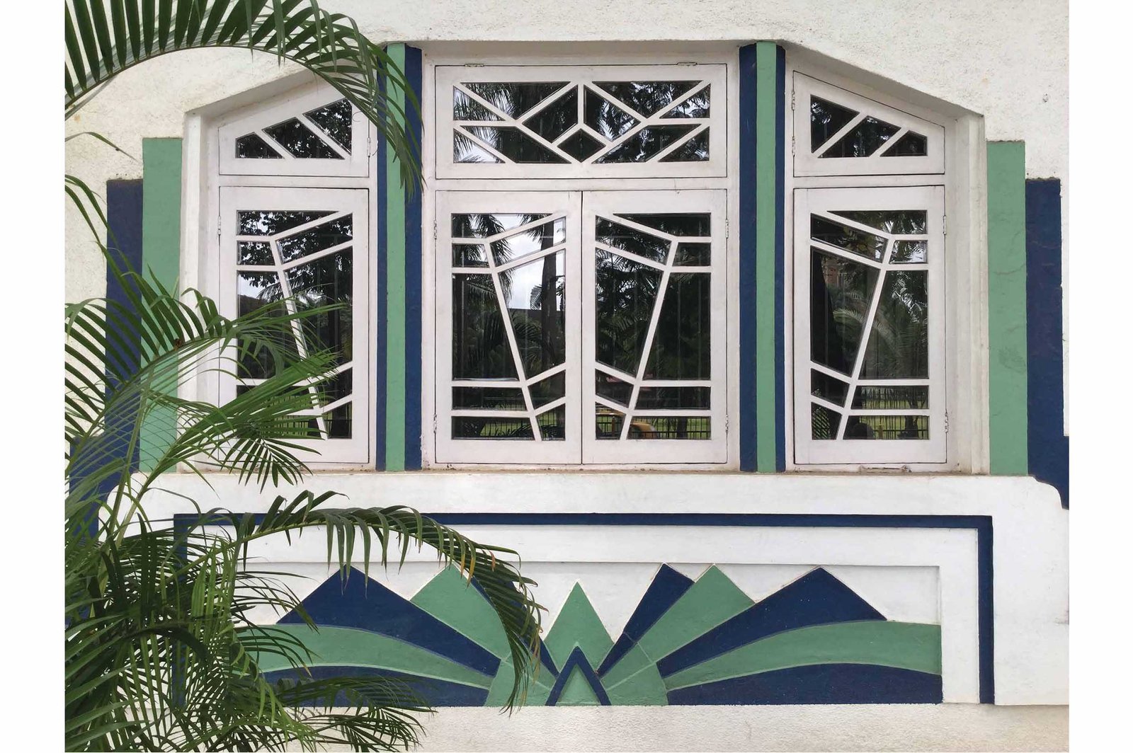 Detailed view of ground floor window on Rajjab Mahal, Oval Maidan