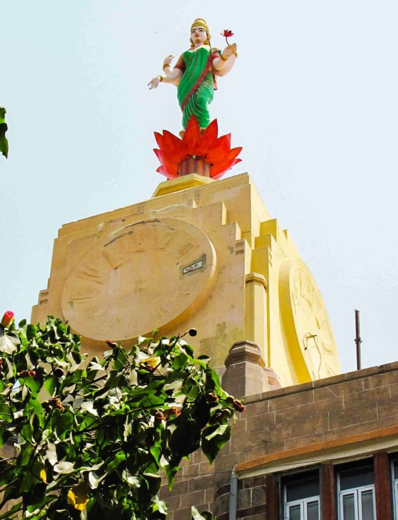Clock and statue of Lakshmi emerging from a lotus on the tower of the Lakshmi Building. Source: Art Deco Mumbai